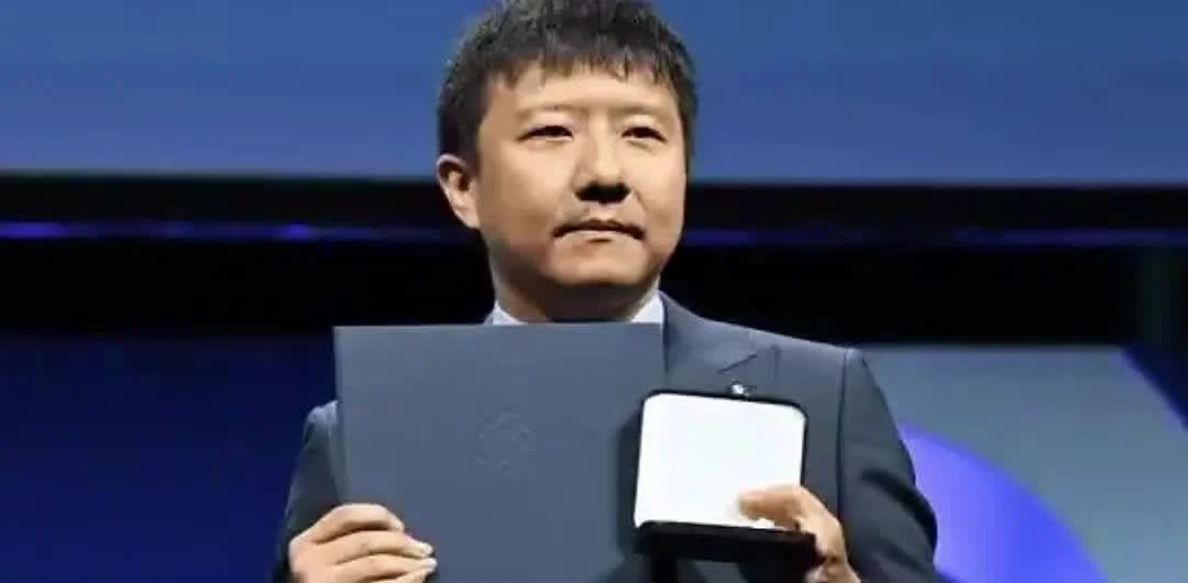 邓煜在颁奖台上手持深色证书夹和白色奖牌盒